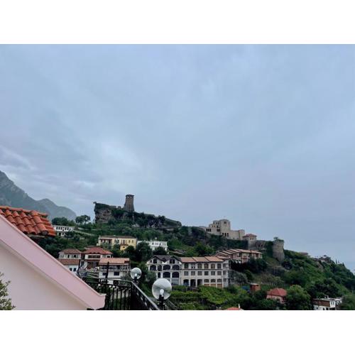 --HOTEL DEAL-- Rooms With Castle View