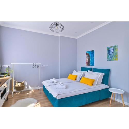 - The Blue Apartment - 1BD with Artistic Interior Design by Flat Mаnager
