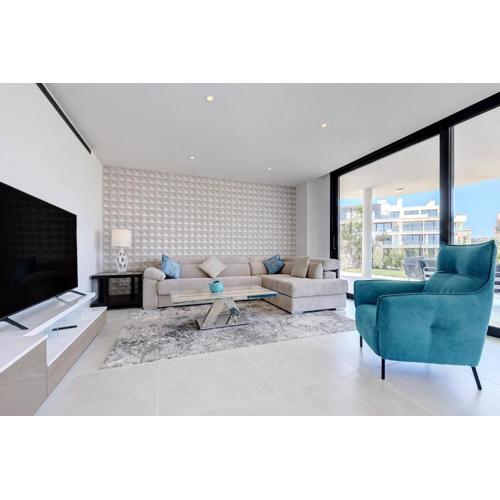 092 - Modern, Spacious El Higueron Apartment With Private Garden & BBQ