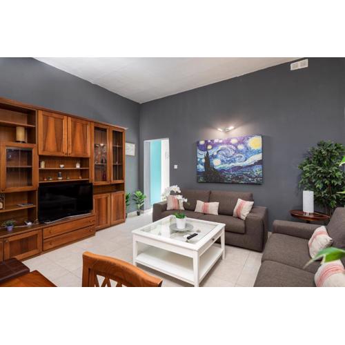 1 Bedroom Apartment with cosy Backyard close to Valletta