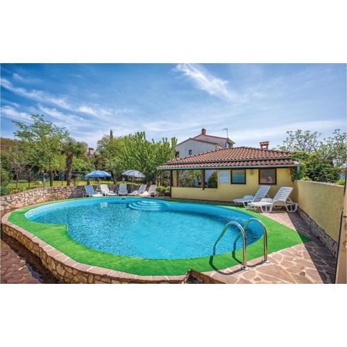1 Bedroom Cozy Apartment In Porec