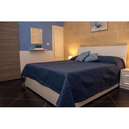 1 bedroom maisonette, St Paul\
