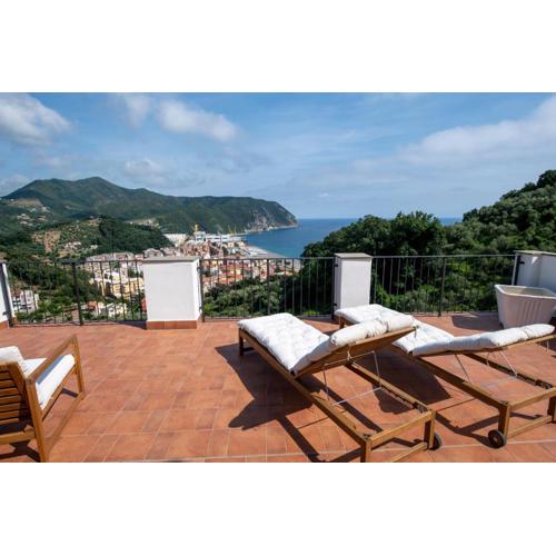 100b - VILLA Ginestra, ampia Terrazza 120m2 vista mare 10 minuti a piedi spiaggia, 3 camere da letto