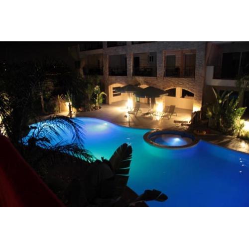 104 Excellent 2 bed apartment with pool view, AC & gym!
