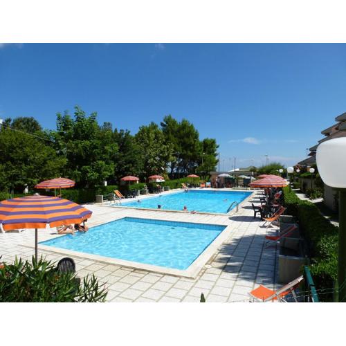 110 - Appartamento trilocale al piano terra al Residence Pineta di fronte alla piscina vicino al mare SPIAGGIA inclusa nel prezzo