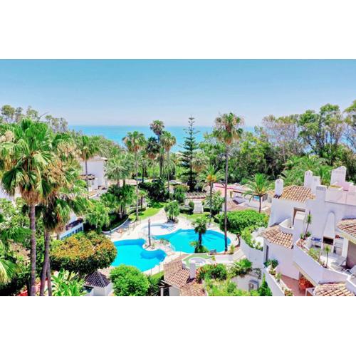 1104 First Line Beach Apartment golden Beach pool
