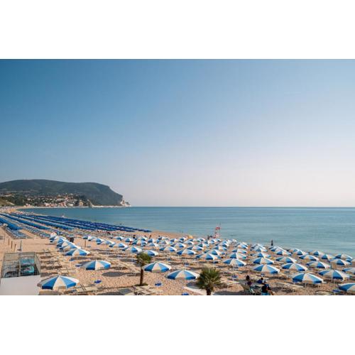 147 - Monolocale con terrazzo al Residence Fior di Mare, con aria condizionata e posto auto -SPIAGGIA gratis al WHITE BEACH CLUB fino al 3 Agosto