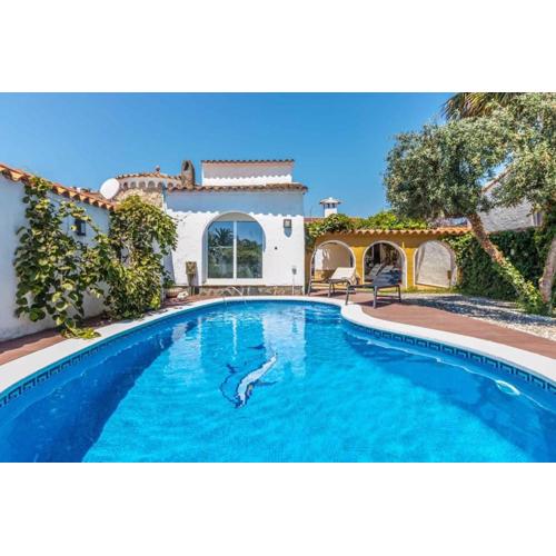 148-Empurialola - Beautiful villa with pool and garden with mooring