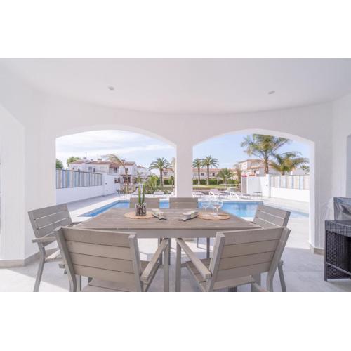 150-Empurialola- Preciosa casa con piscina y amarre en Empuriabrava