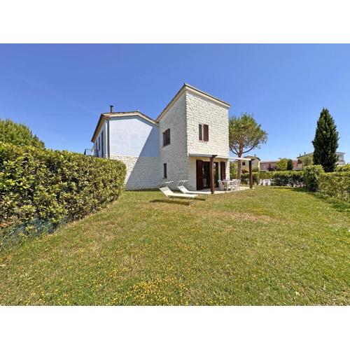 172 - Bellissima villetta bilocale climatizzata con portico e giardino al Residence Adamo ed Eva con 2 piscine e campo da calcio - PISCINA, SPIAGGIA e MINICLUB al White Beach Club inclusi nel prezzo