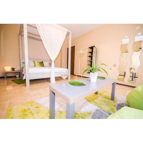 19 Cozy Central Apartment with Balcony