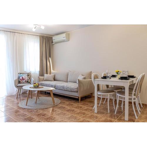 1BR Apartment 8 mins to Beach with Free Street Parking