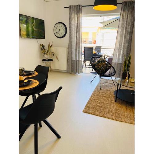 2 BD Top Floor Aprt with Acropolis view