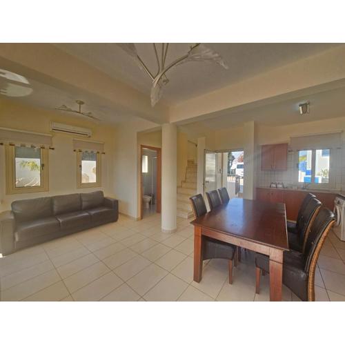 2 Bdr Home - walk to beach!