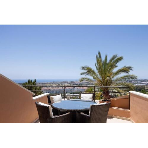 2 Bed apartment in Magna Marbella with sea views