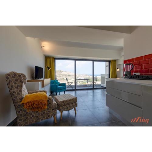 2 Bed Apartment w Distant Sea and Country Views