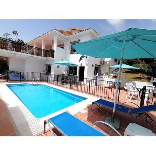 2 Bed Villa - Sleeps 5 - Private Pool & Garden