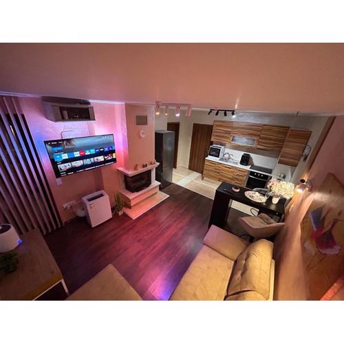 2-bedroom, 2-bathroom with fireplace and garden at Winslow Infinity