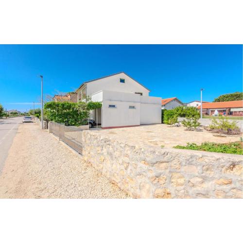 2 Bedroom Amazing Apartment In Vir