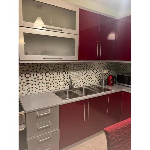 2 bedroom apartment 100m from beach