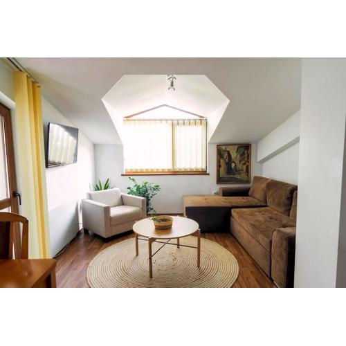 2-bedroom apt, 2min walk to ski path, 7-8 min walk to gondola