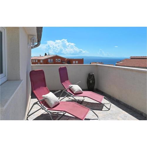 2 Bedroom Beautiful Apartment In Okrug Gornji