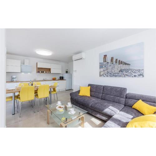 2 Bedroom Beautiful Apartment In Pula