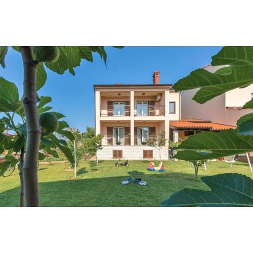 2 Bedroom Cozy Apartment In Pula