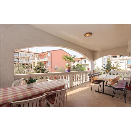 2 Bedroom Cozy Apartment In Pula