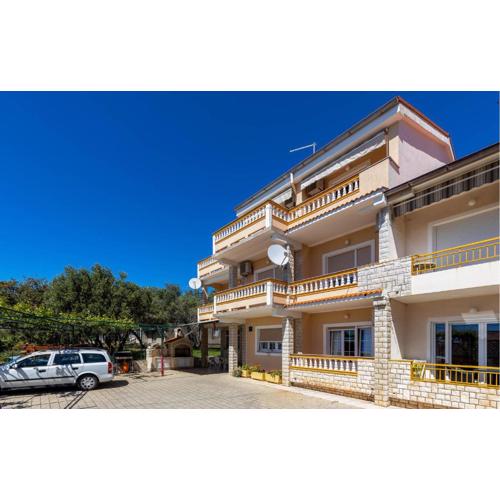 2 Bedroom Cozy Apartment In Rab