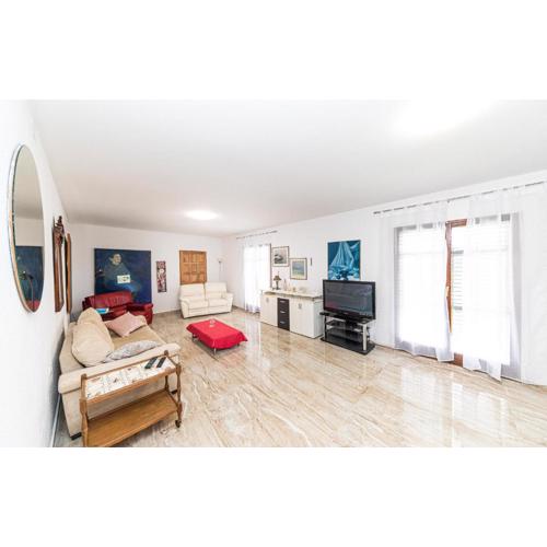 2 Bedroom Cozy Apartment In Trogir