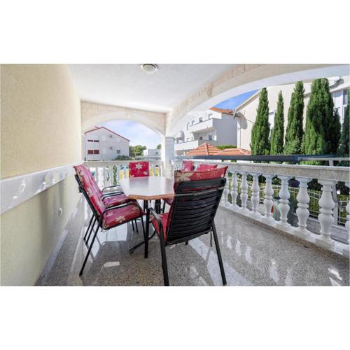 2 Bedroom Cozy Apartment In Vodice