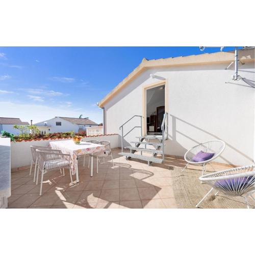 2 Bedroom Lovely Apartment In Rogoznica