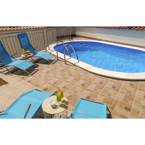 2 Bedroom Nice Apartment In Crikvenica
