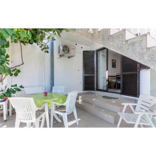 2 Bedroom Nice Apartment In Pula