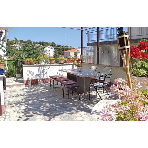 2 Bedroom Nice Apartment In Pula