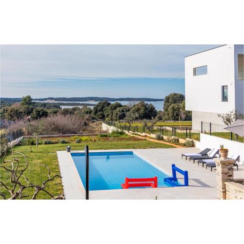 2 Bedroom Stunning Apartment In Pula