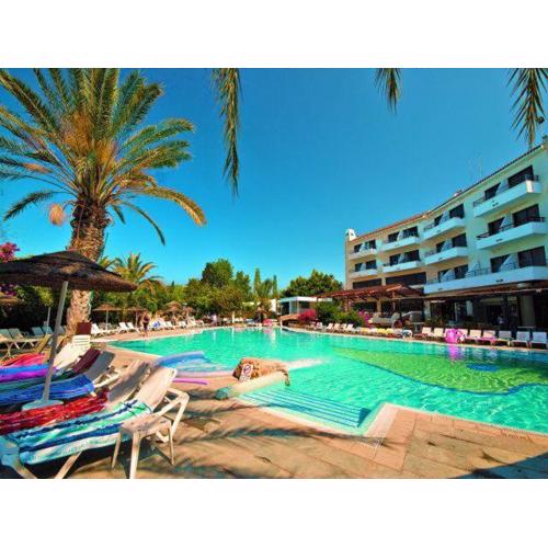 2 bedroom townhouse, close to Paphos harbour, use of onsite facilities