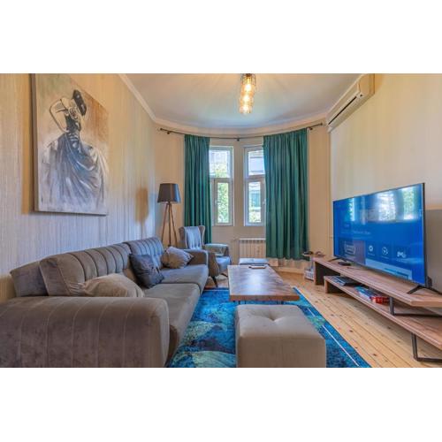 2 Designer Apartments Seconds Away From Тhe Main Street, FREE Parking