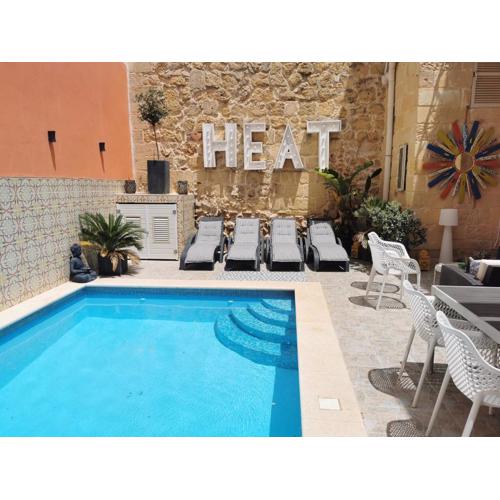 2 Large ensuite Bedrooms in Boutique Style Farmhouse B&B with Pool