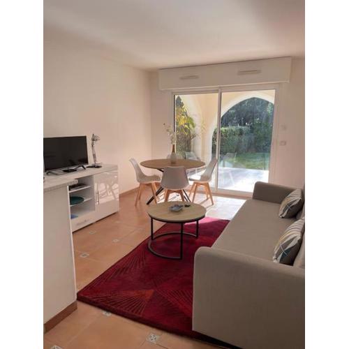 2 pièces Saint Raphael rénové, classé 4 étoiles, 100 m plages, piscine, tennis, parc, terrasse, jardin privatif