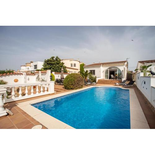 2011 Casa de planta baja con piscina y amarre by homeselectspain