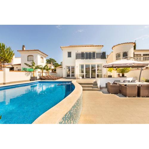 2016 Villa moderna al canal con 4 habitaciones by homeselectspain