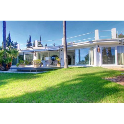 2042 Elegant Villa with Garden Heated Pool