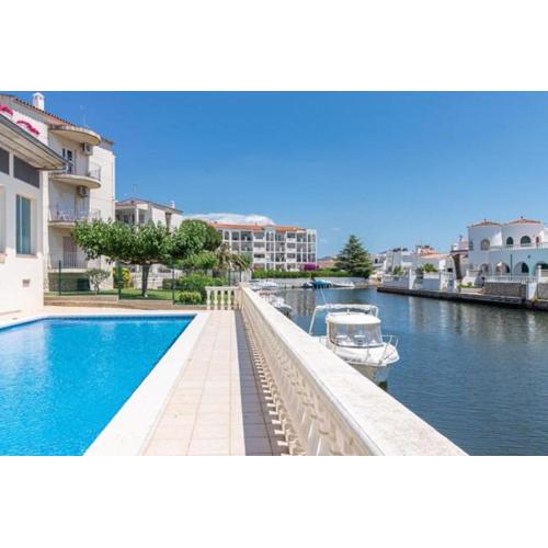224-Apartamento con vistas a canal y piscina