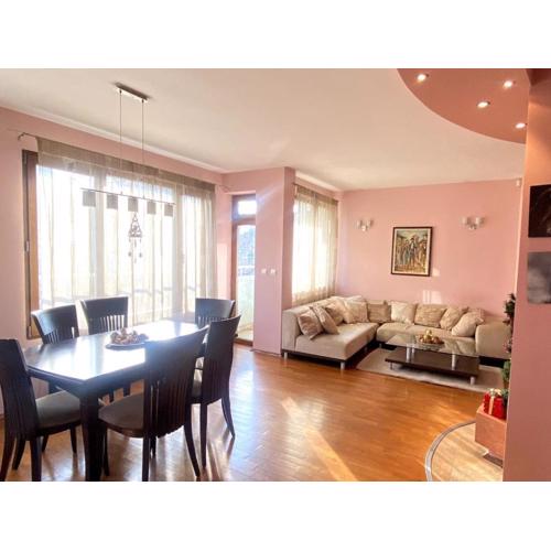 2BD Peaceful and Luxury Top Center Apartment