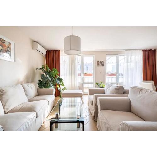 2BDR Duplex Apartment with Parking