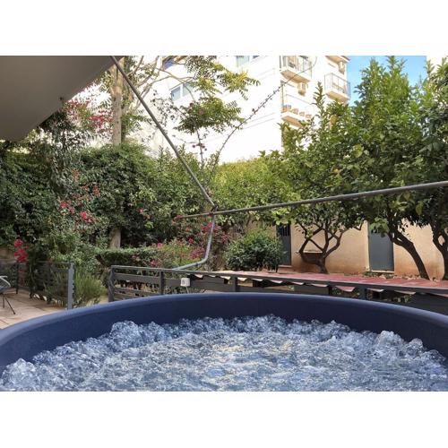 2BDRM Glyfada Residence - Jacuzzi, Garden & Parking