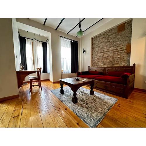 2Br, 2Ba 3rd floor of Historical Building, Galata