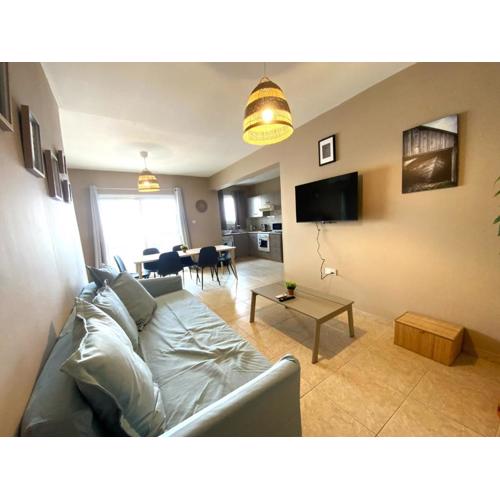 2Br Apt - 5mins walk to the Beach with Internet access